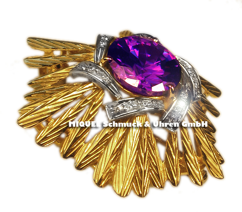 Goldbrosche mit violettem Farbstein und Diamanten