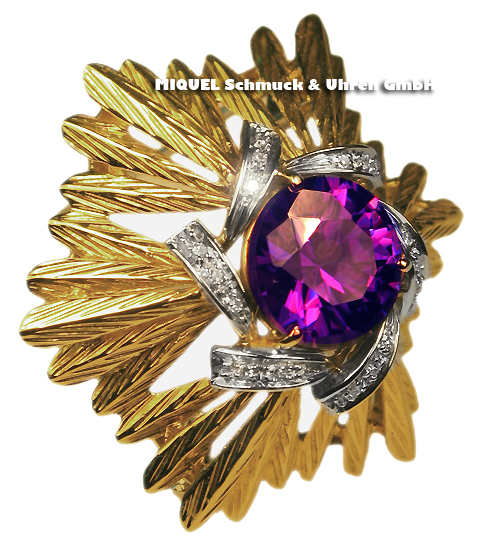 Goldbrosche mit violettem Farbstein und Diamanten
